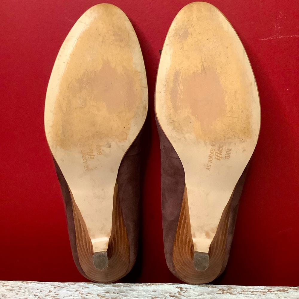AK Anne Klein Flex Kitten Heels Brown Suede, Bows & Contrasting Cream Stitch - Picture 15 of 16